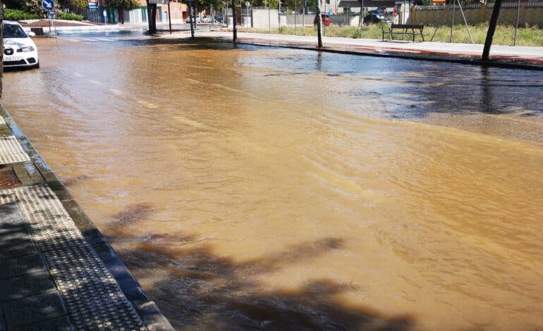 Varias horas sin agua en Azuqueca por la rotura de una tubería 