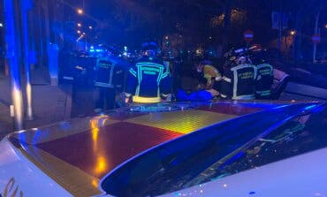Herida grave una mujer atropellada en Madrid por un coche que después ha volcado 