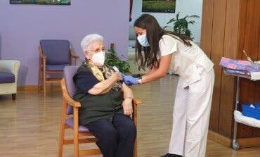 Araceli recibe la tercera dosis de la vacuna en Guadalajara y envía un mensaje a los jóvenes 