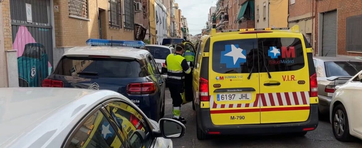 Encuentran a dos hombres con heridas de arma blanca en un domicilio de Vallecas