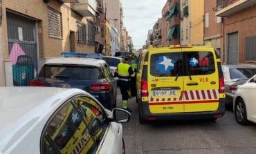 Encuentran a dos hombres con heridas de arma blanca en un domicilio de Vallecas