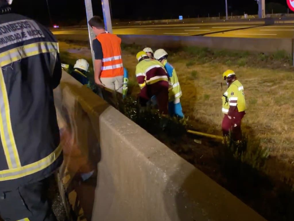 Muy grave una joven atropellada en la A-6 tras sufrir un accidente