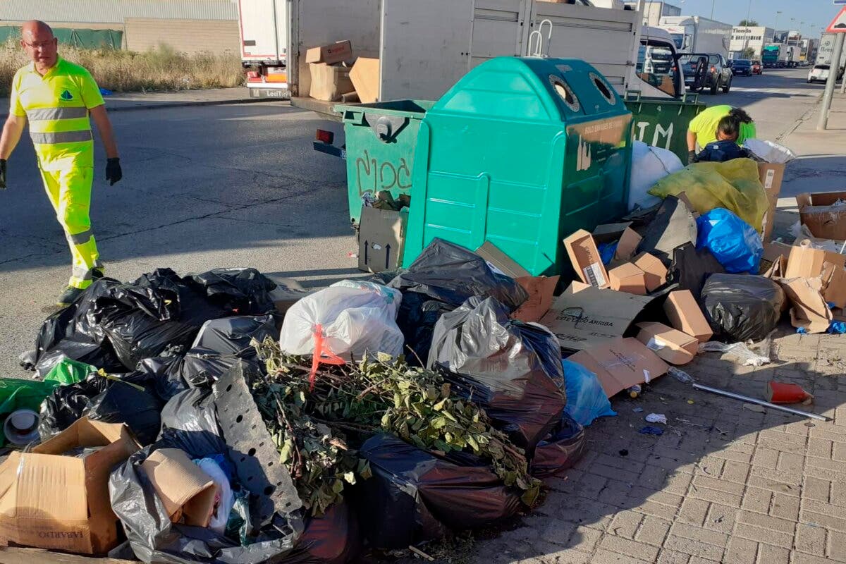 Cabanillas contrata detectives para localizar a quienes vierten residuos en las calles de los polígonos
