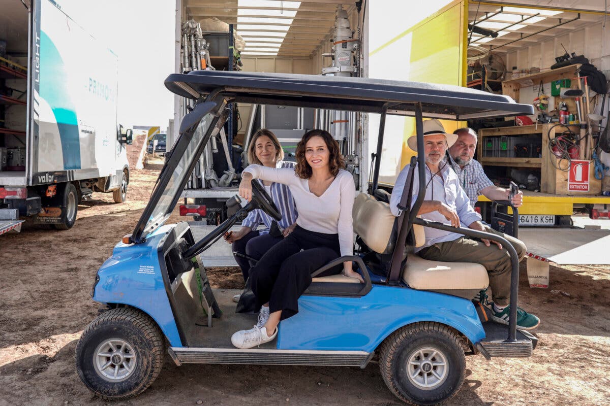 Ayuso visita en Chinchón el rodaje de la última película de Wes Anderson con Scarlett Johansson y Tom Hanks