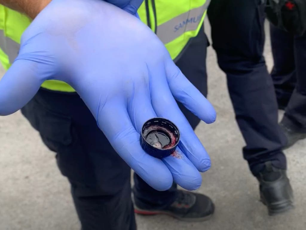 Salvan la vida de una bebé en Madrid tras tragarse un tapón de Coca-Cola