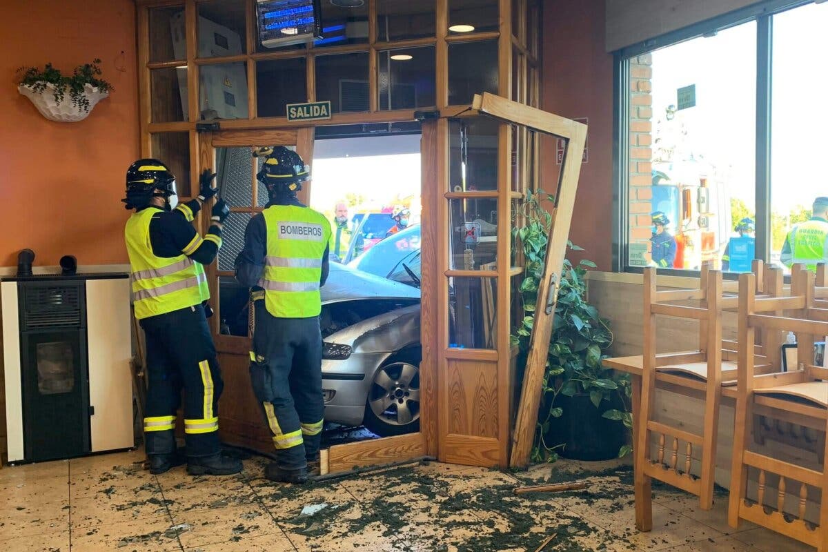 Una persecución policial acaba con un coche empotrado en un restaurante de la A-2