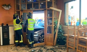 Una persecución policial acaba con un coche empotrado en un restaurante de la A-2