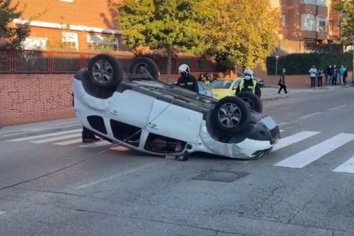 Herida leve tras volcar su coche en Mejorada del Campo 