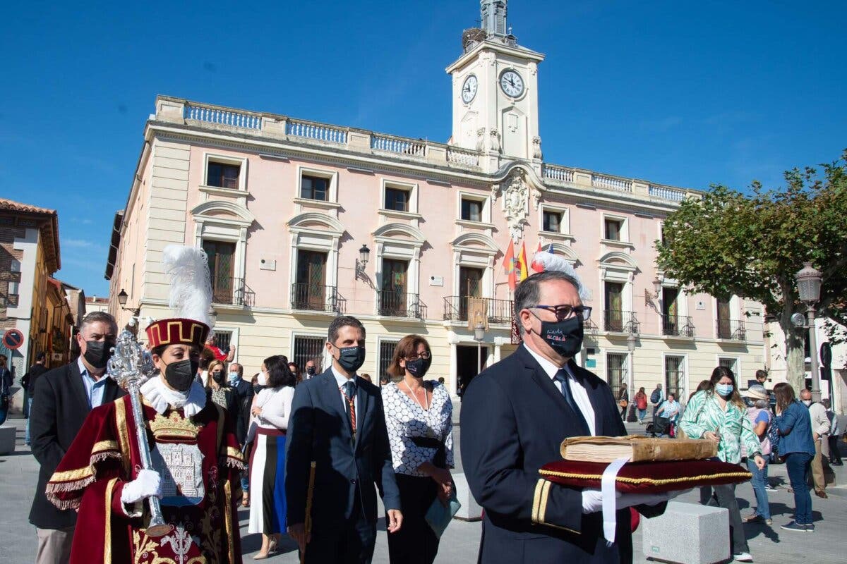Alcalá de Henares celebró su día grande homenajeando a Cervantes