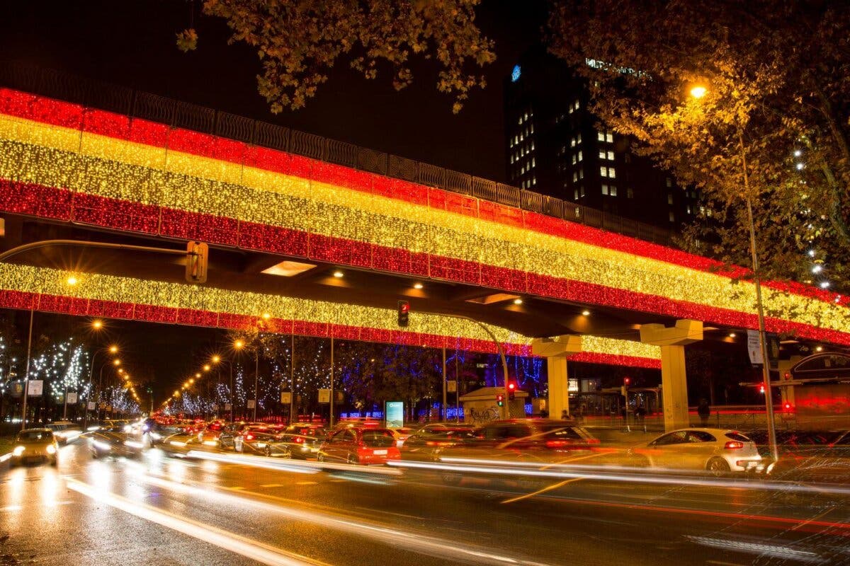 Las calles de Madrid volverán a lucir una gran bandera de España durante las Navidades 