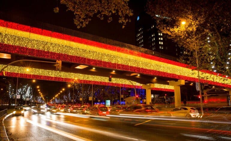 Las calles de Madrid volverán a lucir una gran bandera de España durante las Navidades 