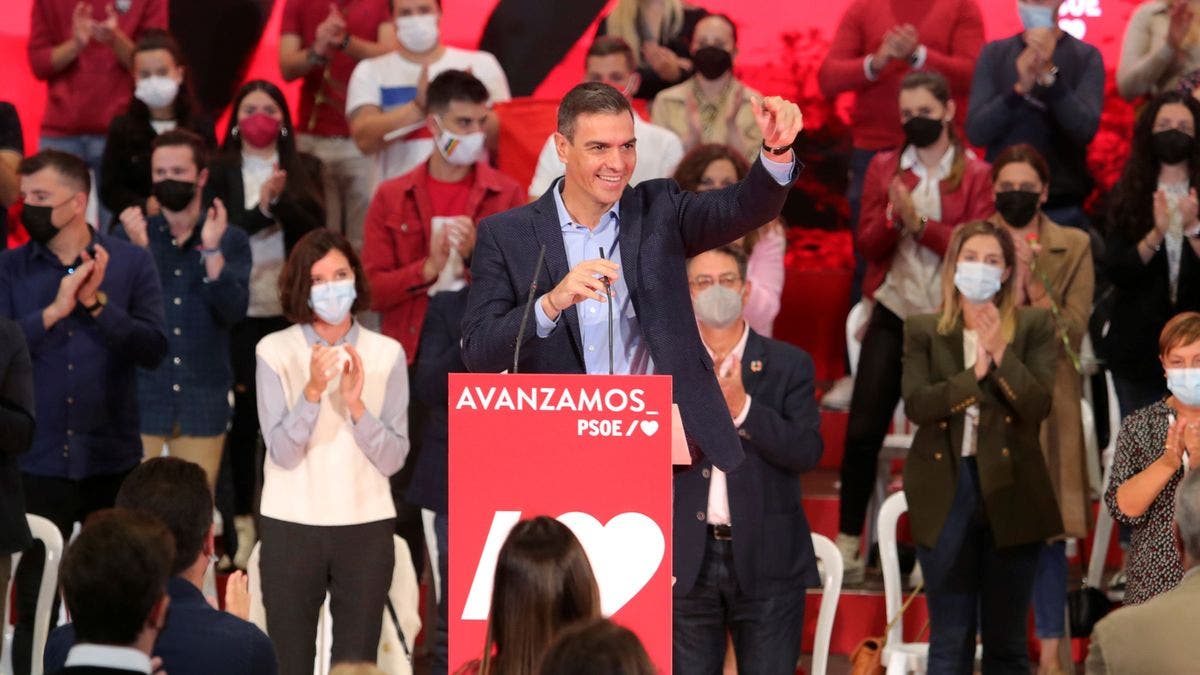 Sánchez insiste en sacar algunas instituciones de Madrid y Ayuso critica el «ataque»