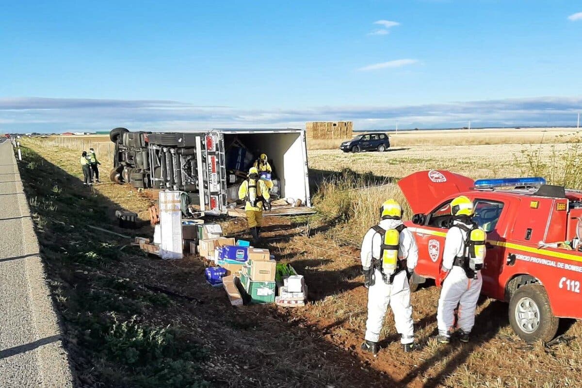 Retiran con trajes especiales la carga peligrosa de un camión volcado en la A-2