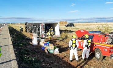 Retiran con trajes especiales la carga peligrosa de un camión volcado en la A-2