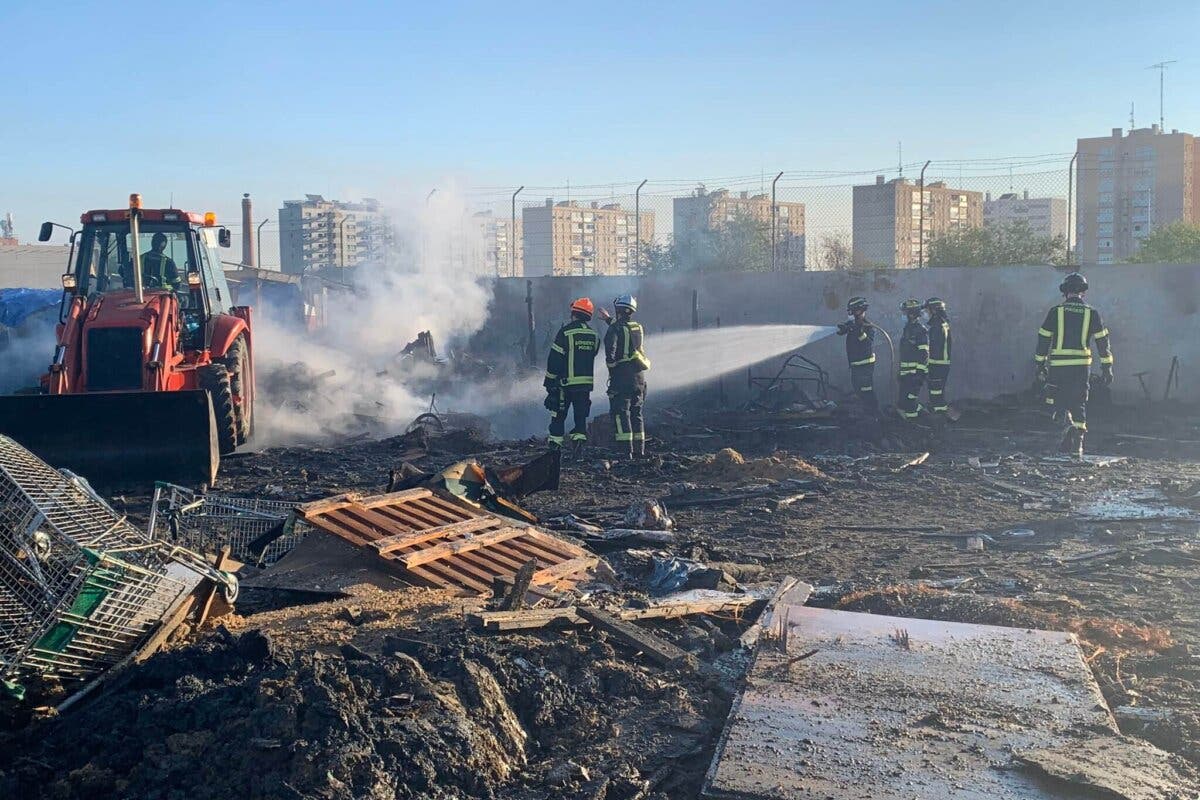 Un incendio arrasa una docena de chabolas en la colonia Marconi de Villaverde