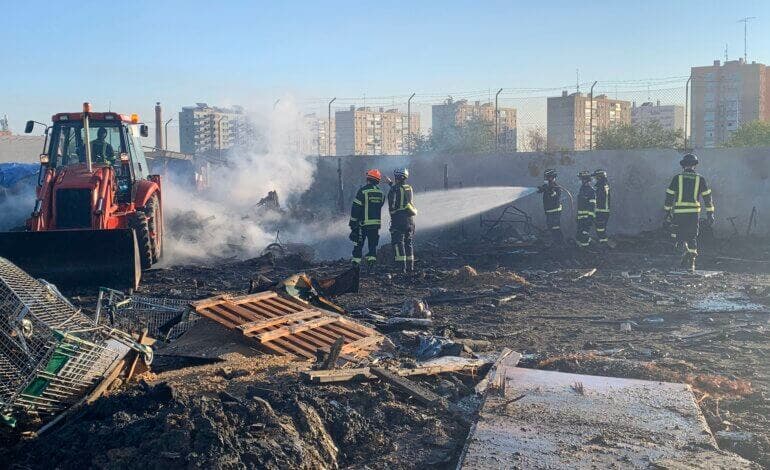 Un incendio arrasa una docena de chabolas en la colonia Marconi de Villaverde