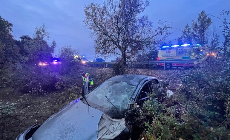 Dos heridos, uno grave, en un choque frontal entre dos vehículos en Valdemorillo