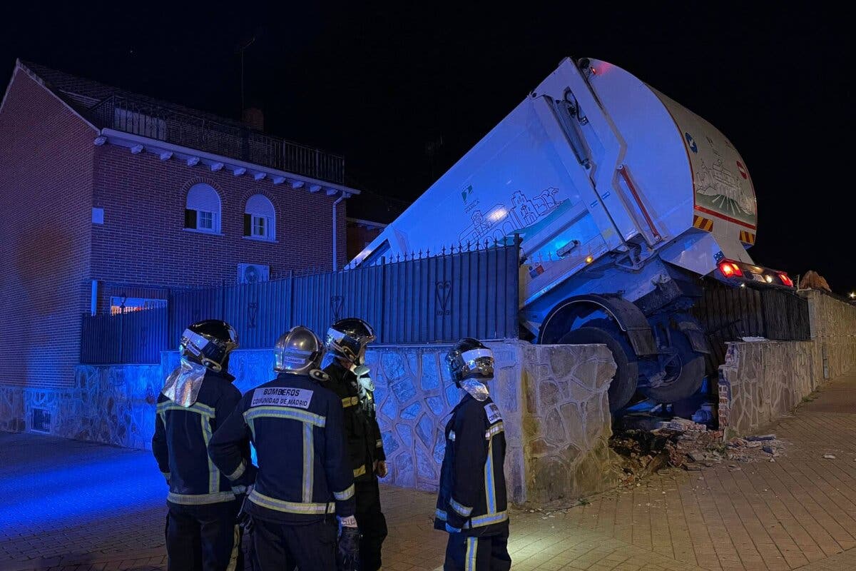 Un camión de la basura se empotra contra una vivienda en Parla 