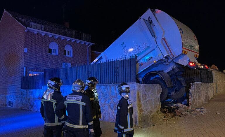 Un camión de la basura se empotra contra una vivienda en Parla 