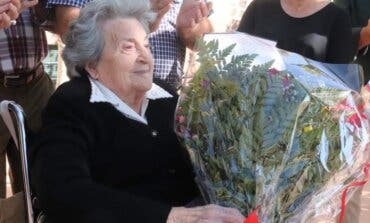 Cabanillas homenajea a una vecina que cumple 100 años y que hace unos meses superó la Covid