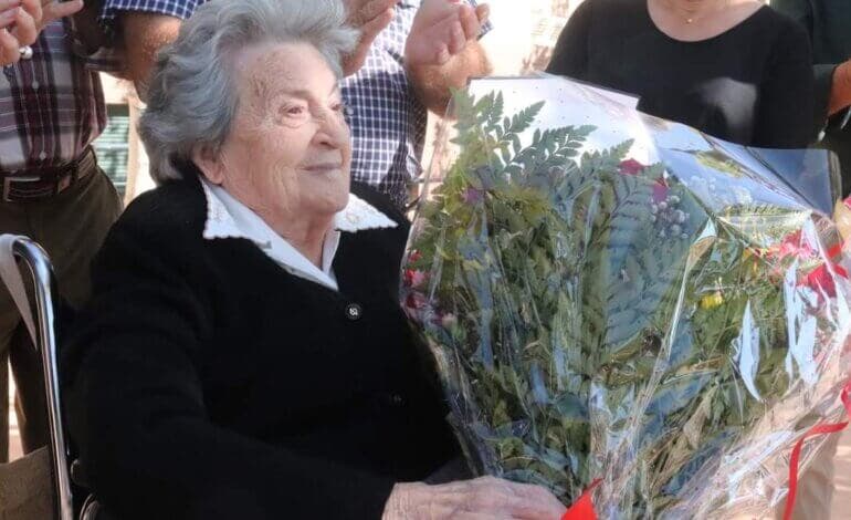 Cabanillas homenajea a una vecina que cumple 100 años y que hace unos meses superó la Covid