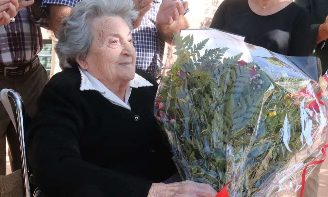 Cabanillas homenajea a una vecina que cumple 100 años y que hace unos meses superó la Covid