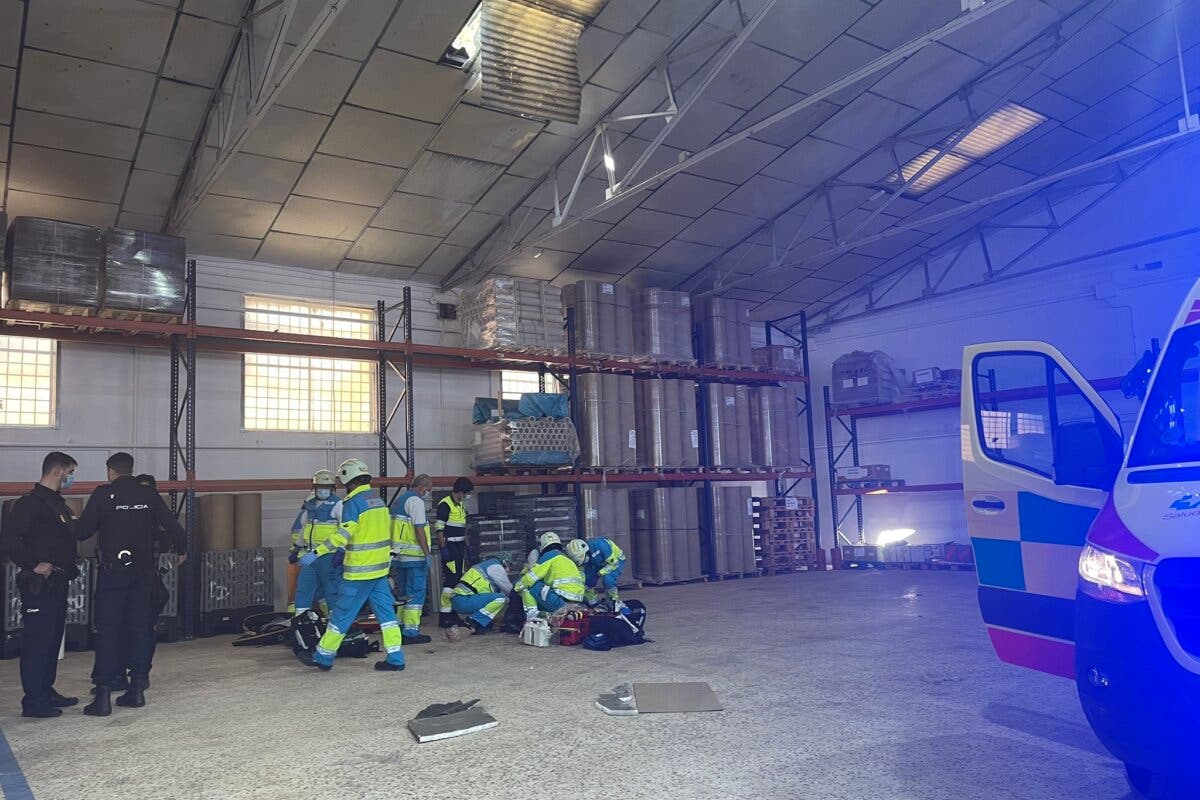 Muere un trabajador al caer desde el tejado de una nave en Fuenlabrada