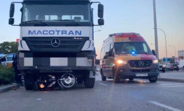 Un camión embiste a un motorista y lo arrastra varios metros en Vallecas 