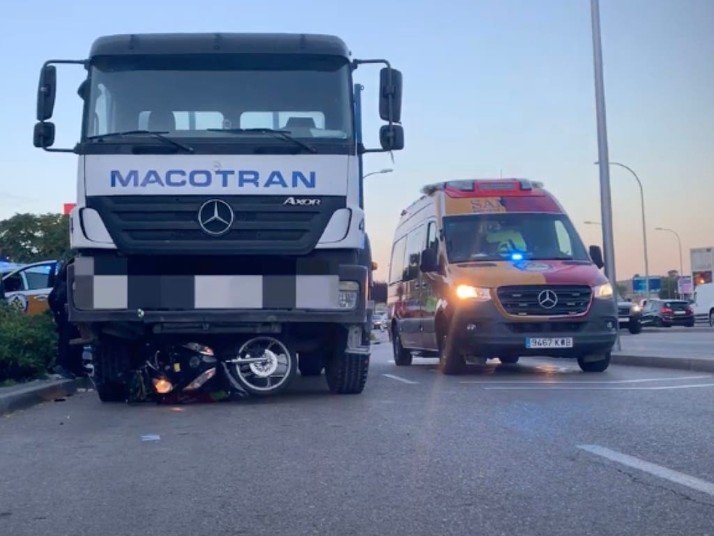 Un camión embiste a un motorista y lo arrastra varios metros en Vallecas 