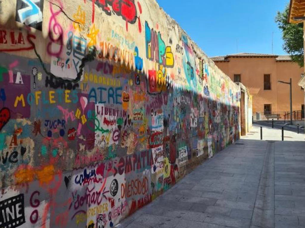 Operarios de limpieza borran por error un mural artístico en una calle de Guadalajara 