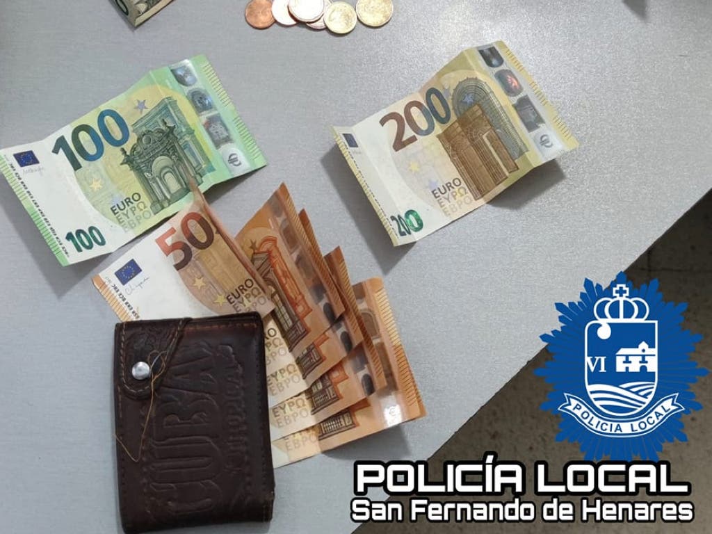 Devuelve una cartera con casi 600 euros en San Fernando de Henares 