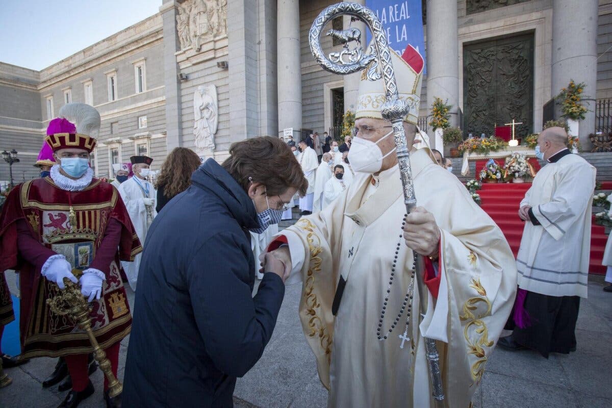 Almeida pide a la Virgen de la Almudena ayuda para «relanzar la ciudad»