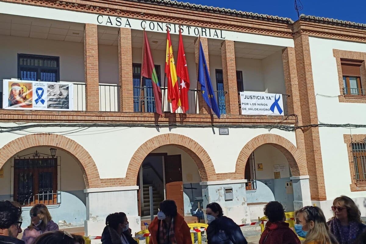 Vecinos de Valdeavero y Villalbilla se concentran contra el pederasta en libertad