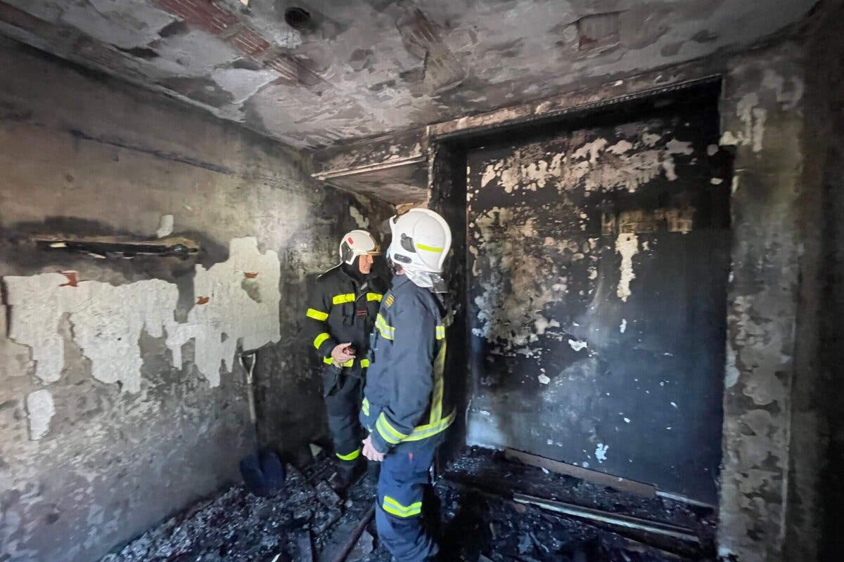 Un joven herido por quemaduras y un hombre intoxicado en un incendio en Pozuelo de Alarcón