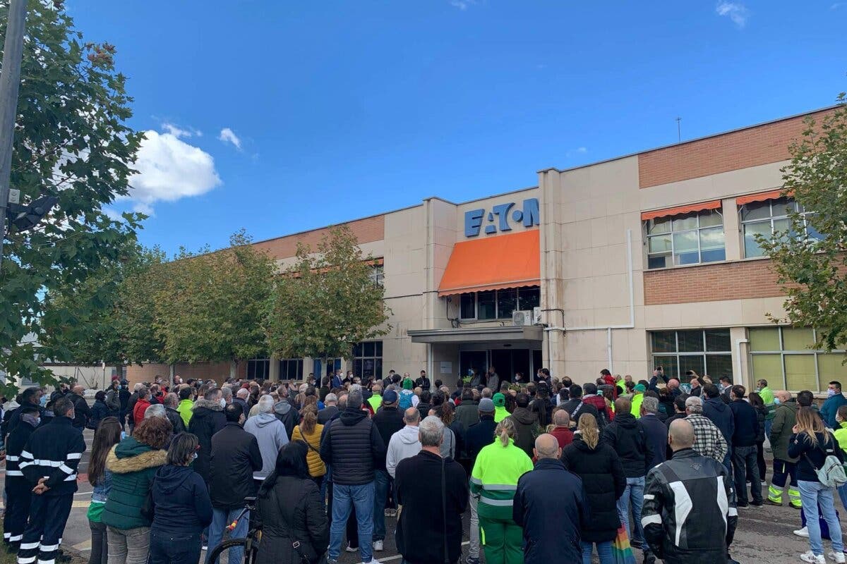 Trabajadores de limpieza de Alcalá de Henares homenajean a dos compañeros fallecidos por covid