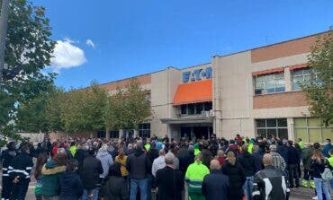 Trabajadores de limpieza de Alcalá de Henares homenajean a dos compañeros fallecidos por covid