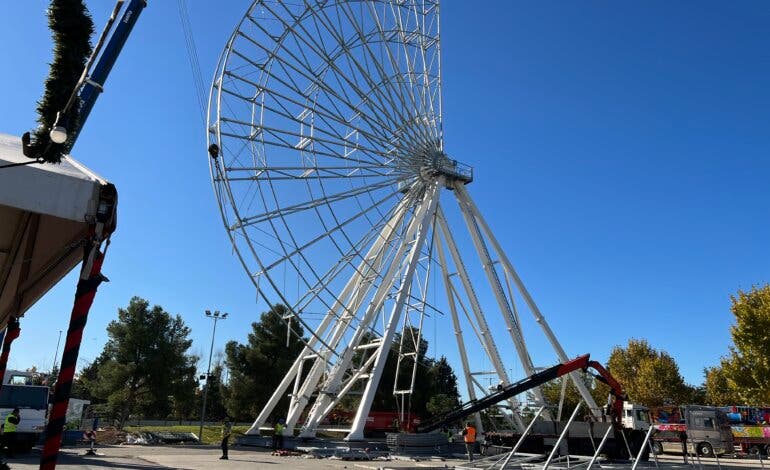 Nos colamos en el montaje del parque temático navideño de Torrejón de Ardoz