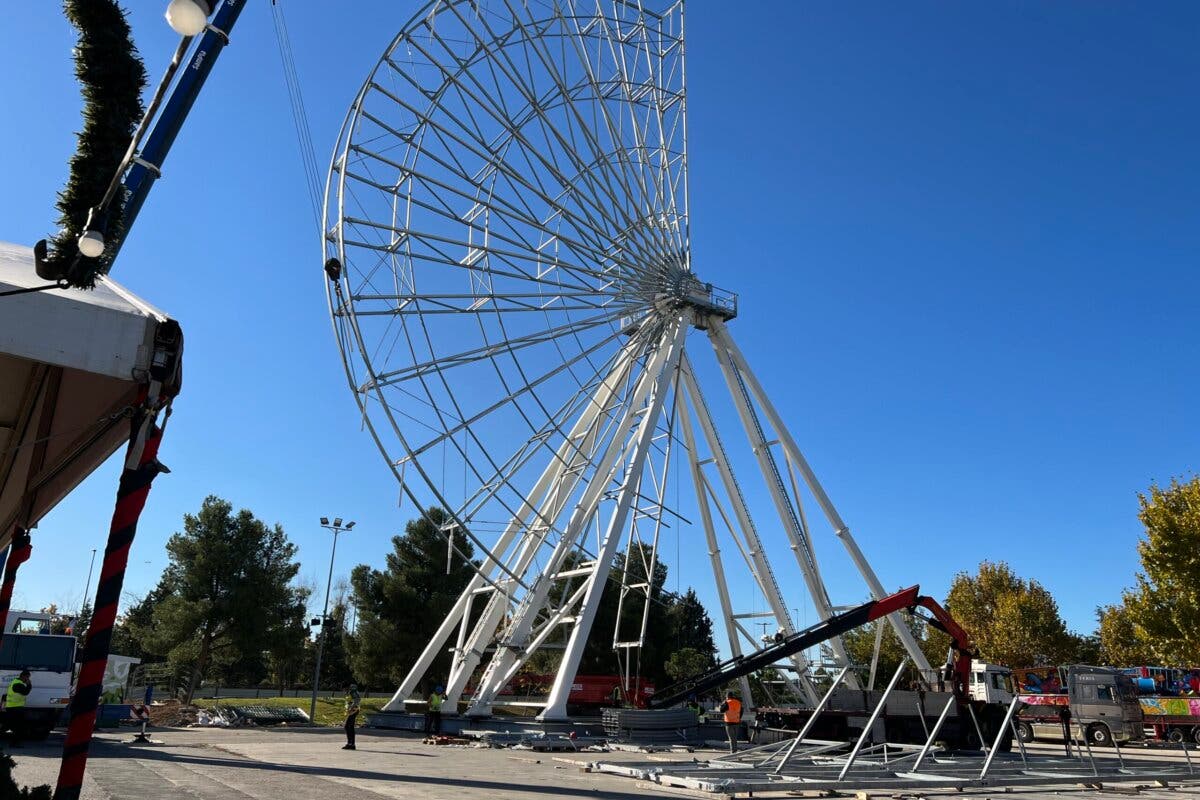 Nos colamos en el montaje del parque temático navideño de Torrejón de Ardoz