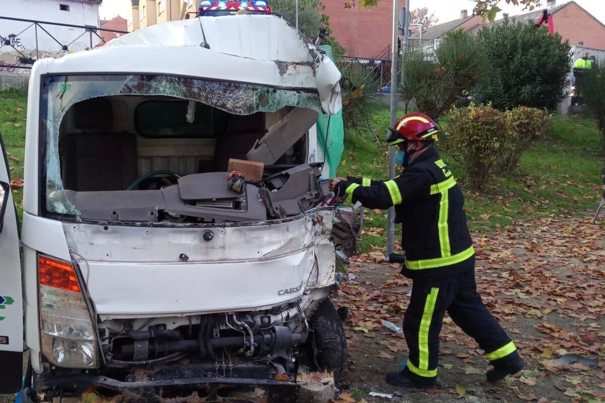 Aparatoso accidente de un camión en Villalbilla: tienen que cortar un árbol para rescatar al conductor 