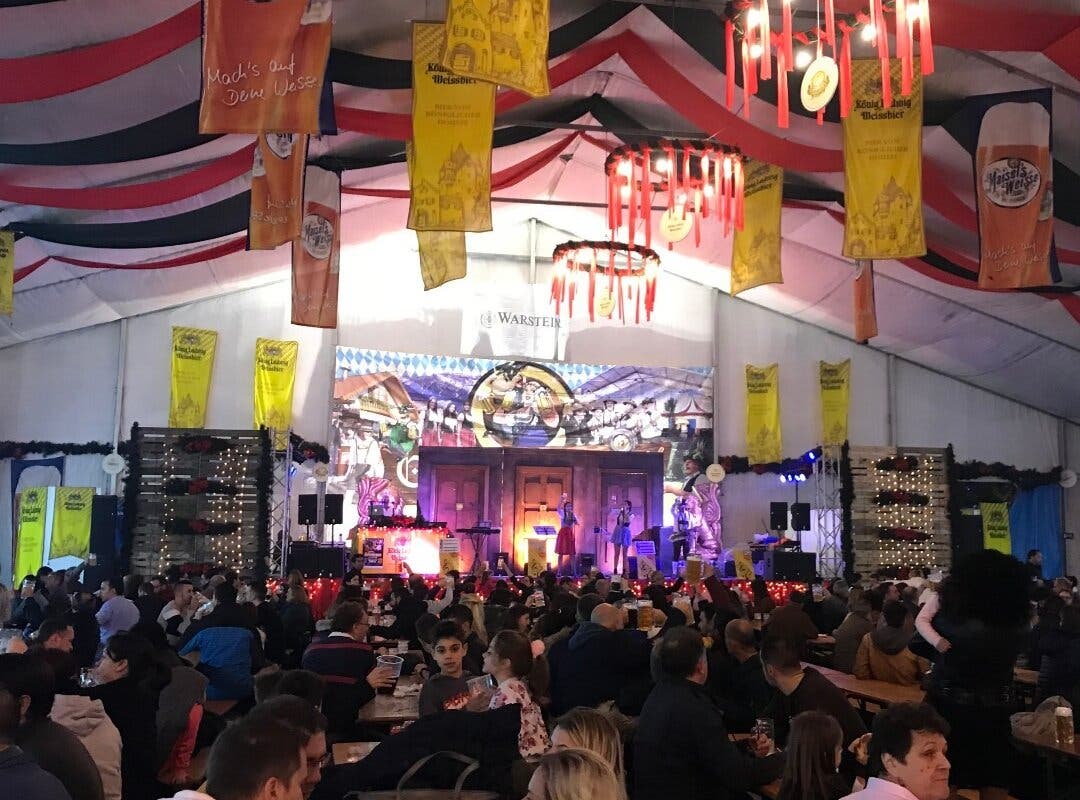 Música en directo, comida alemana y mucha cerveza en el Oktoberfest navideño de Torrejón 