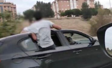 Identificados los jóvenes que circulaban por la M-40 con medio cuerpo fuera del coche