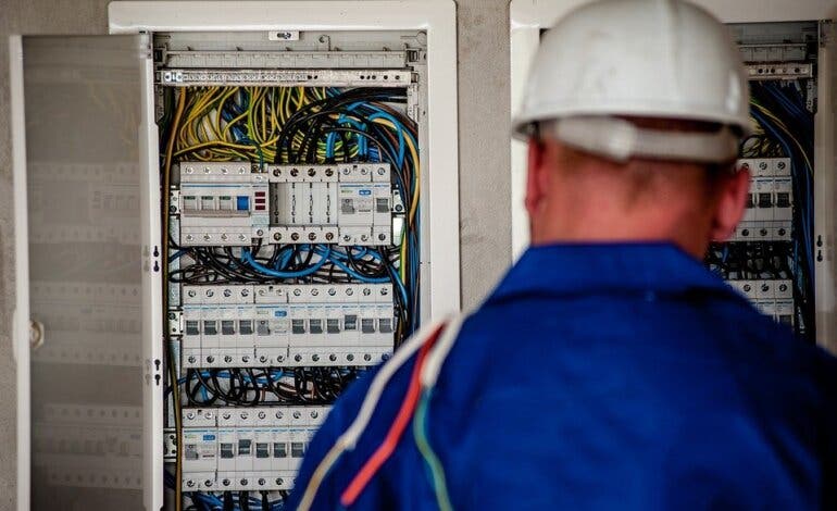 Redada eléctrica en la Cañada Real de Coslada contra los enganches ilegales de luz 