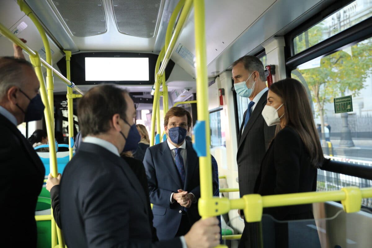 Los reyes se suben a un autobús por el 75 aniversario de la EMT 