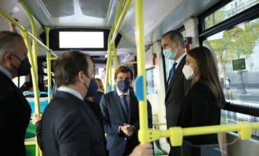 Los reyes se suben a un autobús por el 75 aniversario de la EMT 