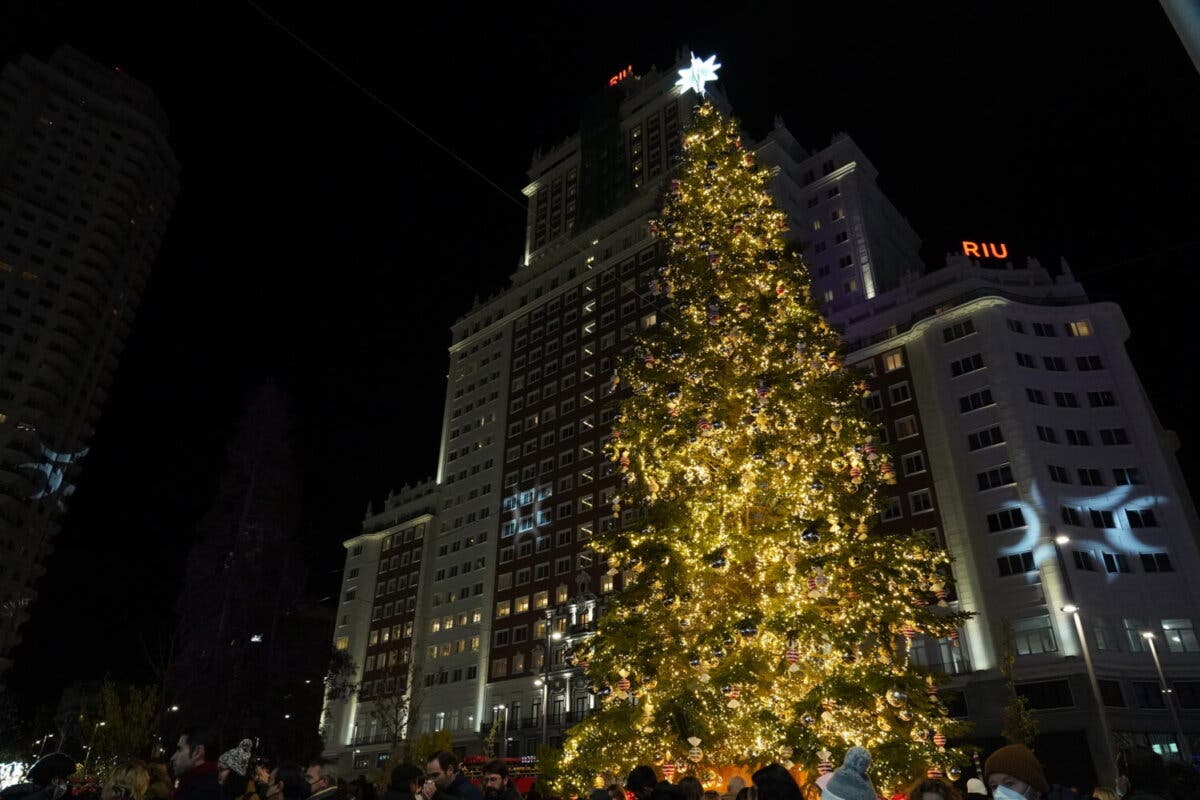 Las luces de Navidad ya iluminan las calles de Madrid 