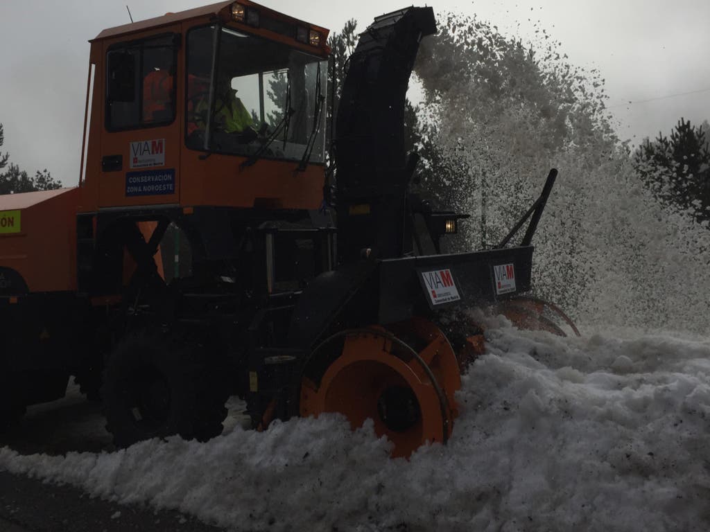 Piden «máxima precaución» en Cotos y Navacerrada donde se necesitan cadenas por la nieve