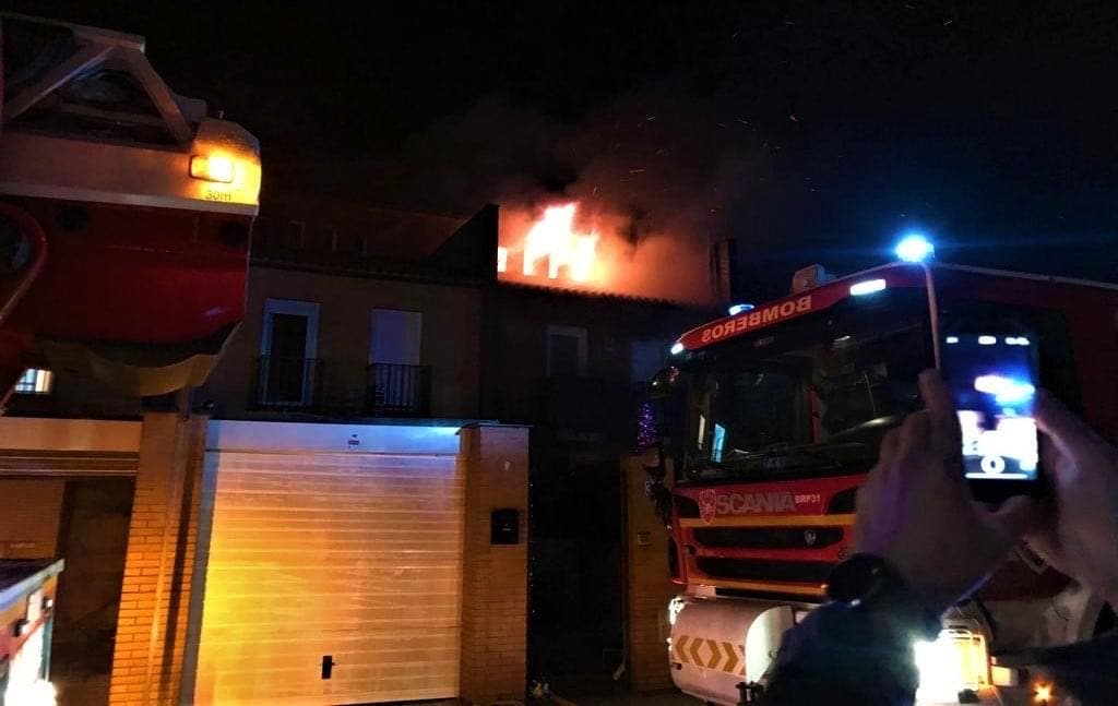 Cuatro familias realojadas en un hotel tras un incendio provocado por un petardo en Yebes