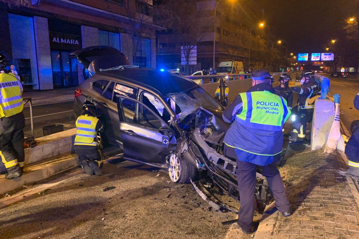 Heridos cinco jóvenes al estrellar su coche contra un muro en Madrid