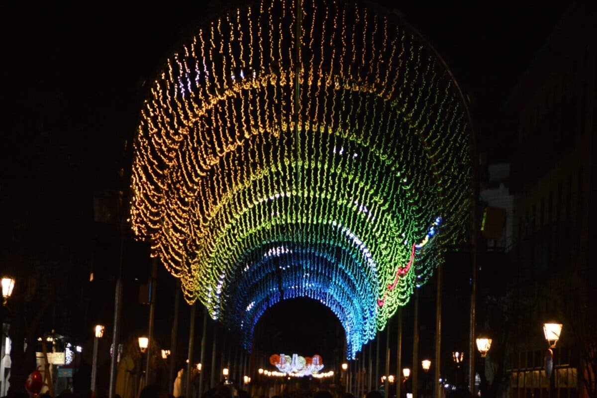 Alcalá de Henares enciende, por fin, su túnel navideño con 7 días de retraso