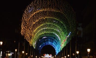 Alcalá de Henares enciende, por fin, su túnel navideño con 7 días de retraso